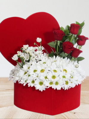  Alanya online çiçek - Kalp Kutuda Papatya ve Güller